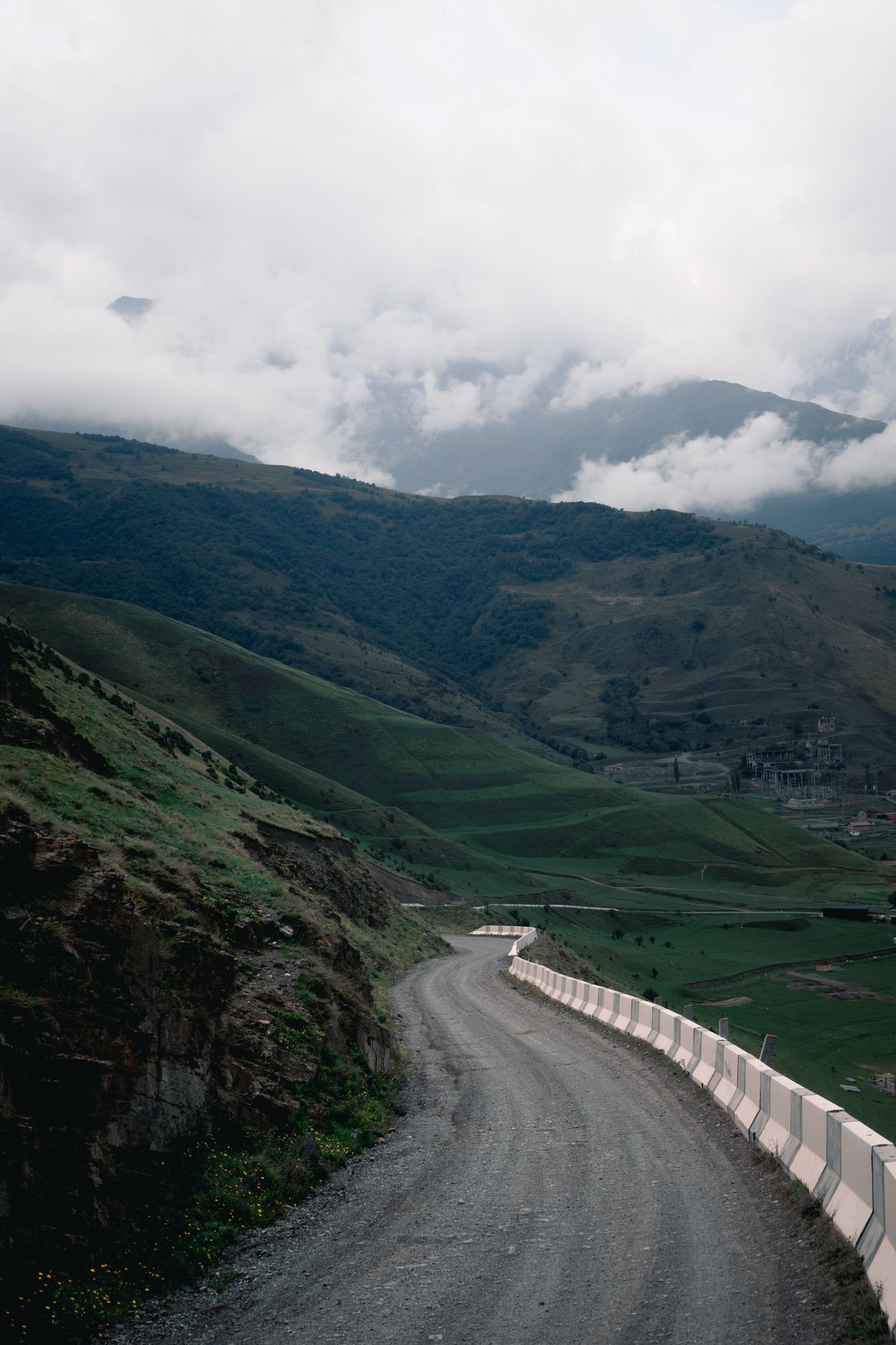 Carretera de montaña vacía entre niebla
